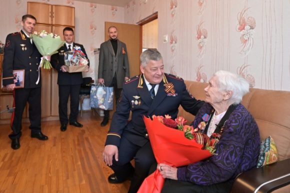 Начальник московской полиции Олег Баранов поздравил ветерана с 79-й годовщиной Победы в Великой Отечественной войне
