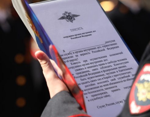 УВД по ЮЗАО: На юго-западе Москвы прошла торжественная церемония принятия клятвы поступившими вновь на службу молодыми сотрудниками