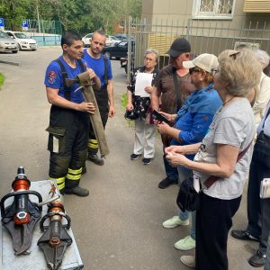 В районе Черемушки жители встретились с пожарными