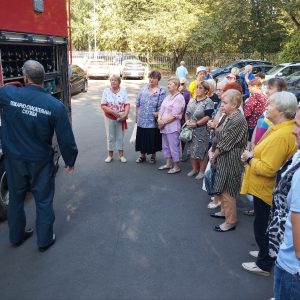 Показали жителям пожарную технику