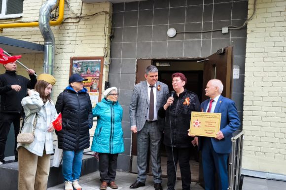Памятные таблички разместили в домах, где жили герои