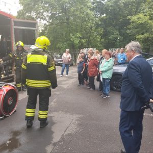 Демонстрация техники спасения помогает людям лучше понять работу пожарных