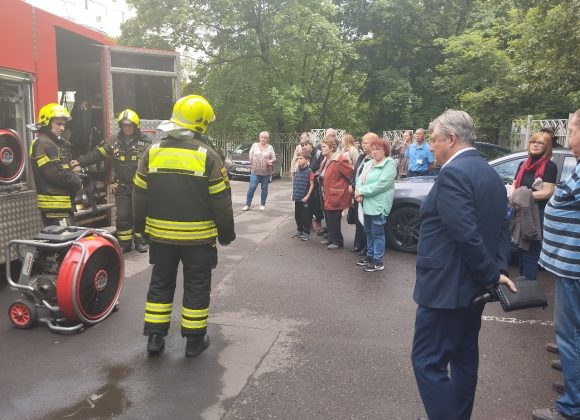 Демонстрация техники спасения помогает людям лучше понять работу пожарных