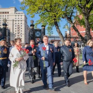 цветы к Могиле Неизвестного Солдата у Кремлевской стены в Александровском саду