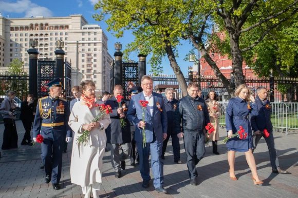 цветы к Могиле Неизвестного Солдата у Кремлевской стены в Александровском саду