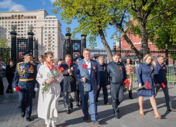 цветы к Могиле Неизвестного Солдата у Кремлевской стены в Александровском саду
