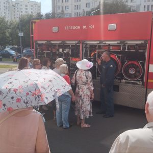 Гости узнали, как газодымозащитники проводят разведку на пожаре