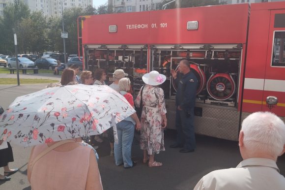 Гости узнали, как газодымозащитники проводят разведку на пожаре