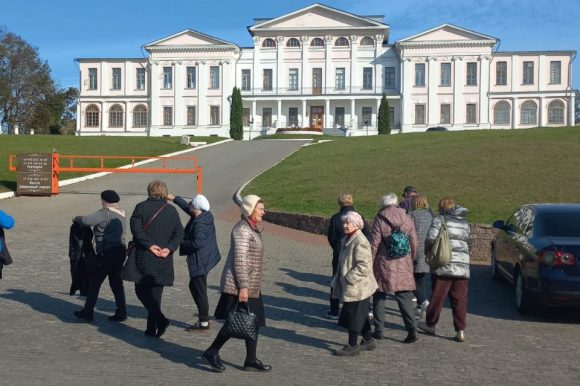 Жители муниципального округа посетили с экскурсией усадьбу Остафьево
