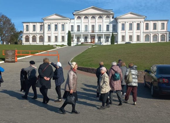 Жители муниципального округа посетили с экскурсией усадьбу Остафьево