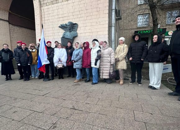 В Ломоносовском возложили цветы к мемориальной доске И.Д. Злыденного