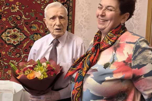 Юля Куземина поздравила Василия Степановича Глотова со 100-летним юбилеем