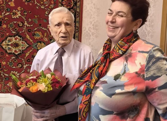 Юля Куземина поздравила Василия Степановича Глотова со 100-летним юбилеем