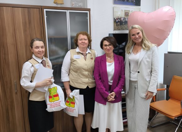 Анастасия Шутова поздравила сотрудников МФЦ